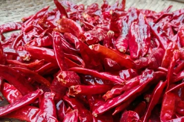 ලංකාවටම වියළි මිරිස් නැති වෙන ලකුණු - විශාල හිඟයක් එක්ක ගිනි ගණන් යන බවට රතු එළි