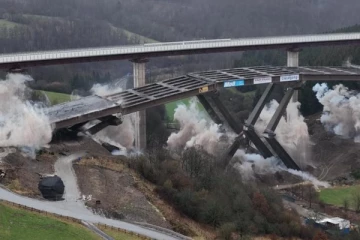 ஜெர்மனியில் பழமையான பாலம் வெடிவைத்து தகர்ப்பு!