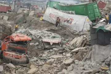 பாகிஸ்தானில் நிலச்சரிவில் சிக்கி 2 பேர் பலி