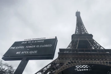 ஆசை ஆசையாக ஈபிள் கோபுரத்தைக் காணச் சென்ற சுற்றுலாப் பயணிகளுக்கு காத்திருந்த ஏமாற்றம்...