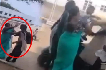 தொலைபேசியை பறித்த ஆசிரியையை செருப்பால் அடித்த மாணவி