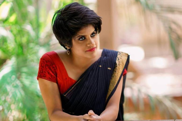 என்னம்மா இப்படி இறங்கிட்டீங்க? மதுபாட்டிலுடன் பாத் டப்பில் விக்ரம் பட நடிகை! | Vikram Actress Maya Krshnan Latest Photoshoot