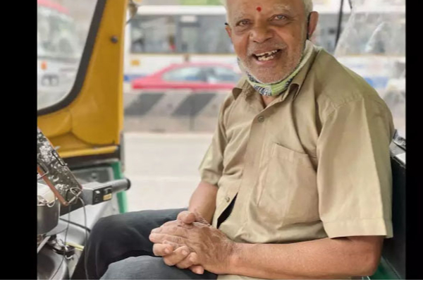 ஆங்கிலத்தில் அசத்தும் 74 வயது முதியவர்!.. காதலி பற்றி சொன்ன சுவாரசிய தகவல் | 74 Year Old Auto Driver In Mumbai