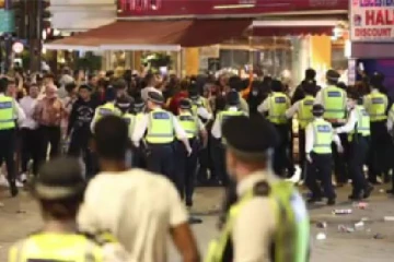 இங்கிலாந்து வெற்றியை கொண்டாட  லண்டனில்  ரசிகர்கள் செய்த செயல்! பொலிசார் காயம்.. 9 பேர் கைது: வெளியான வீடியோ