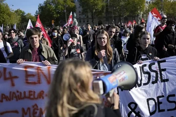 உணவுப்பொருட்கள் வாங்கவே கஷ்டமாக இருக்கிறது... பிரான்சில் தெருவில் இறங்கி பேரணி நடத்திய ஆயிரக்கணக்கானோர்