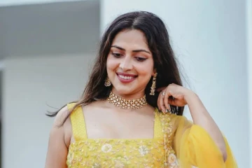 நீச்சல் உடையில் அருவியில் குதித்த அமலா பால்.. வைரல் வீடியோ