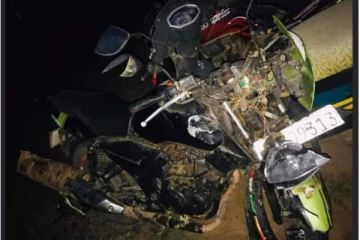 புதுக்குடியிருப்பில் இடம்பெற்ற விபத்தில் இளைஞன் பலி: நால்வர் காயம்(Photo)