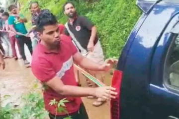 கூகுள் மேப்பை நம்பி காரை  சேற்றில் இறக்கிய ஒட்டுநர் : வைரலாகும் புகைப்படங்கள்