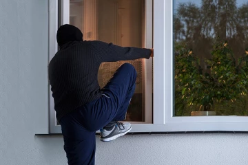 யாழில் பொலிஸ் உத்தியோகத்தரின் வீட்டில் திருட்டு!