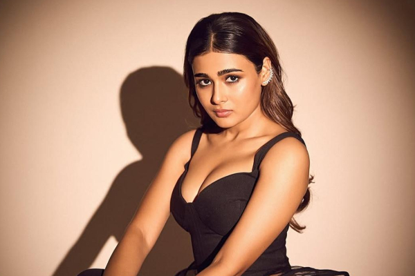தனுஷுக்கு தங்கையாக நடிக்கும் 31 வயது நடிகை.. யார் தெரியுமா? | Shalini Pandey Acting With Dhanush