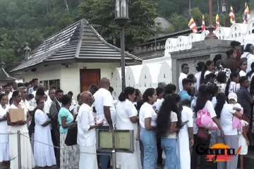 වෙසක් පොහොය නිමිත්තෙන් දළඳා මාලිගාවට විශාල පිරිසක්