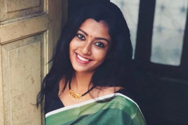 சீரியலில் அடக்க ஒடுக்கமாக நடித்த ரோஷினியா இது..! மார்டன் உடையில் எப்படி இருக்கிறார் பாருங்க | Roshini Haripriyan Coat Suit Video Viral On Net