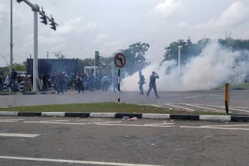 நாடாளுமன்ற நுழைவு பகுதியில் பதற்றம்! வீதித்தடைகளை அகற்றிய மாணவர்கள் - கண்ணீர்ப்புகை தாக்குதல், நீர்த்தாரை பிரயோகம் (Videos)