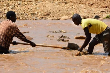 தங்கம் தோண்டிக் கொண்டிருந்த 13 தொழிலாளர்கள் வெள்ளத்தில் பலி! மேலும் பலர் மாயம்