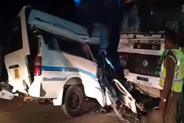 வாரியபொல பகுதியில் கோர விபத்து: குழந்தை உட்பட 15 பேர் வைத்தியசாலையில் அனுமதி