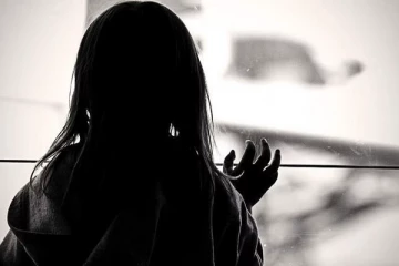 நள்ளிரவில் புகுந்த மர்ம நபர்கள் - செவிலியர் கொடூரமாக பாலியல் வன்கொடுமை!