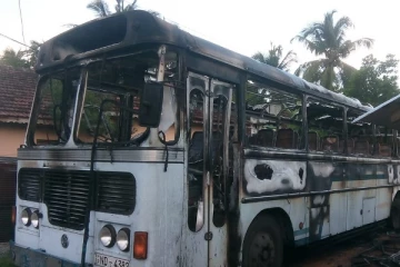 மட்டக்களப்பு - ஆரையம்பதியில் தனியார் பேருந்து முற்றாக எரிந்து நாசம் (Photos)