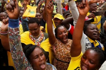 வாக்குகாக பொதுக்கழிவறைகளை சுத்தம் செய்யும் வேட்பாளர்கள்! எந்த நாட்டில் தெரியுமா?