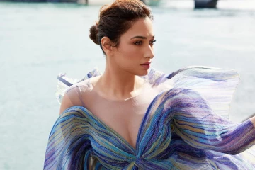 வெளிநாட்டில் அட்டைப்படத்திற்கு தமன்னா கிளாமர் போஸ்