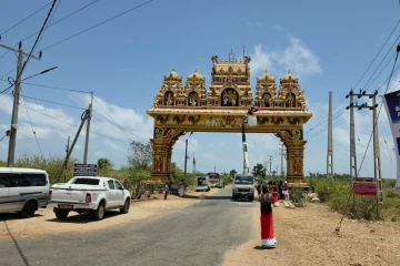 நல்லூரின் தோரண வாசல் வளைவுகளில் சேவல் கொடி நாட்டப்பட்டது..