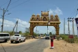 நல்லூரின் தோரண வாசல் வளைவுகளில் சேவல் கொடி நாட்டப்பட்டது..
