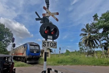 யாழில் ரயிலுடன் மோட்டார் சைக்கிளில் மோதி விபத்து; தந்தை பலி மகள் படுகாயம்