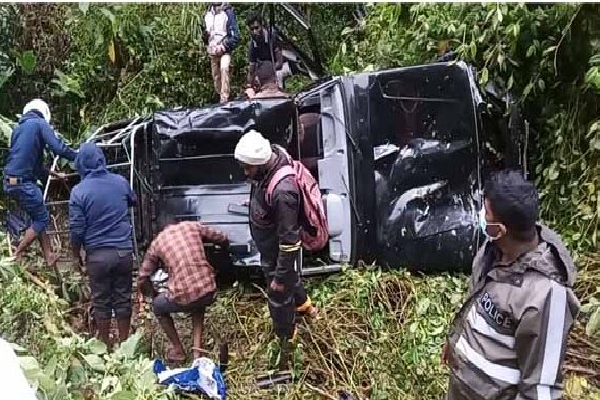 கெப் ரக லொறி பள்ளத்தில் வீழ்ந்து விபத்து: 11 பேர் படுகாயம்(Video) | People Injured Accident Kep Truck Fell Into