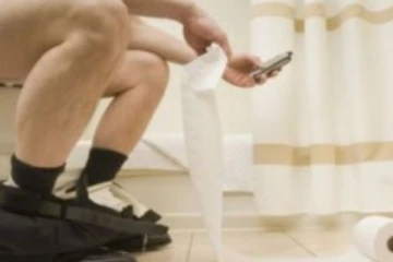 பாத்ரூமில் தப்பித்தவறி கூட இதையெல்லாம் செய்யாதீங்க! மீறி செய்தால் வரும் விளைவுகள் என்னென்னு தெரியுமா?