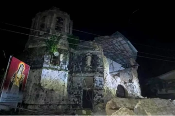 பிலிப்பைன்ஸ் நிலநடுக்கம்: வரலாற்றுச் சிறப்பு மிக்க தேவாலயம் இடிந்துவிழும் அதிர்ச்சிக் காட்சிகள்