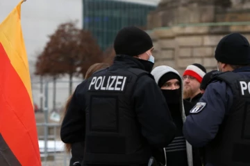 ஜேர்மனியில் பட்டாக்கத்திகளுடன் தாக்குதல் நடத்திய இருவர்: ஹெலிகொப்டர் மூலம் தேடும் பொலிசார்