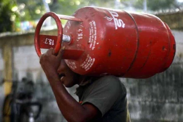 நாளை முதல் வீட்டு பயன்பாட்டுக்கான சிலிண்டர் விலை ரூ.50 உயர்வு - அதிர்ச்சியில் இல்லத்தரசிகள்