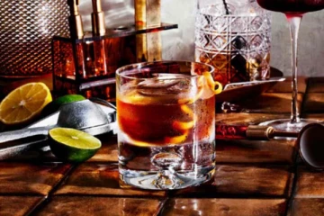 வாடிக்கையாளருக்கு சொந்த ரத்தத்தை ஊற்றி கொடுத்த பணிப்பெண்! காரணம் என்ன?