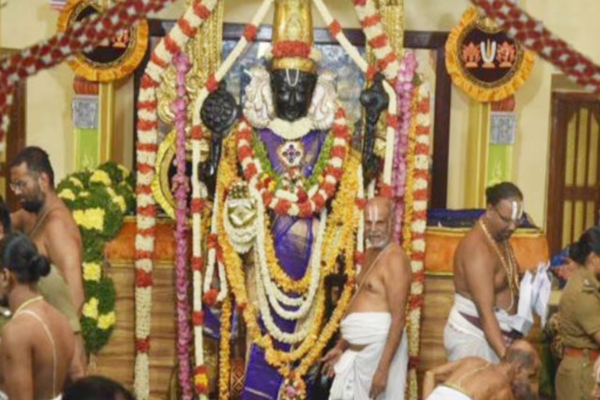 12 ஆண்டுகளுக்குப் பிறகு தரிசனத்திற்காக வைக்கப்பட்டுள்ள கும்பகோணம் அத்திவரதர் | Athi Varadar Taken Out After 12Years In Kumbakonam 12 ஆண்டுகளுக்குப் பிறகு தரிசனத்திற்காக வைக்கப்பட்டுள்ள கும்பகோணம் அத்திவரதர் | Athi Varadar Taken Out After 12Years In Kumbakonam