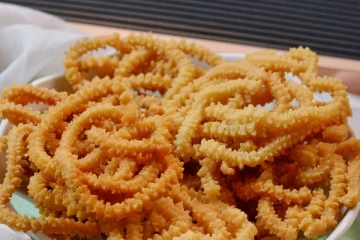 தீபாவளிக்கு ருசிக்க சுடச் சுட மகிழம்பூ முறுக்கு செய்து அசத்துங்கள்!