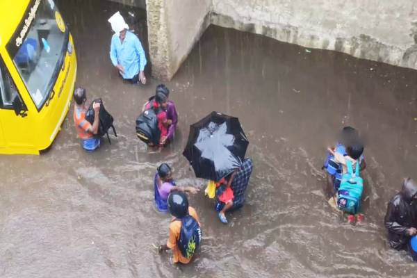 மழை நீரில் சிக்கிய பள்ளி வேன்; கதறிய குழந்தைகளை காப்பாற்றிய பொதுமக்கள்! | School Van Rainwater Public Screaming Children