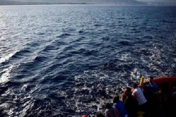 விபத்தில் சிக்கிய 2 கப்பல்... புலம்பெயர் தாயார் பிஞ்சு குழந்தையுடன் மரணம்: 30 பேர்கள் மாயம்