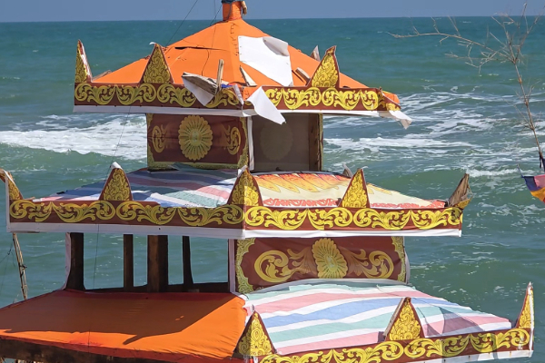 ஈச்சிலம்பற்று கடற்கரையில் கரையொதுங்கிய மியன்மார் நாட்டு தெப்பம் | Myanmar Raft On The Beach Of Echilampattu ஈச்சிலம்பற்று கடற்கரையில் கரையொதுங்கிய மியன்மார் நாட்டு தெப்பம் | Myanmar Raft On The Beach Of Echilampattu