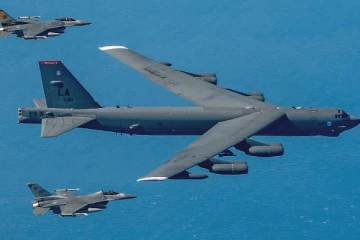 களமிறக்கப்பட்ட B-52 அணு குண்டுவீச்சு விமானம்... பயணிகள் விமானங்களுக்கு அமெரிக்கா எச்சரிக்கை