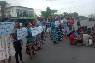 திருகோணமலையில் பொலிஸாரின் செயற்பாட்டை கண்டித்து ஆர்ப்பாட்டம்(Photo)