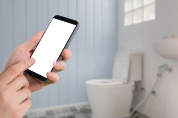 பாத்ரூமை விட செல்போனில்தான் அதிக பாக்டீரியாவாம்.. ஷாக் தகவல்!