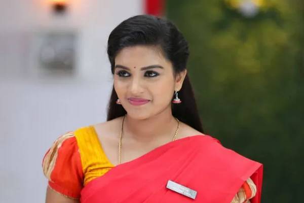 குந்தவை கெட்டப்பில் களமிறங்கிய சீரியல் நடிகை ஷபானா! வைரலாகும் புதிய காணொளி | Actress Shabana In Kundavai Poss Viral Video