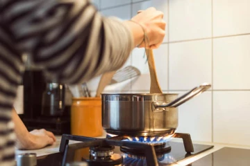 மீதமான உணவுகளை சூடு பண்ணி சாப்பிடுபவர்களா நீங்கள்? இனி தவிர்த்திடுங்கள் இல்லையேல் உயிருக்கே ஆபத்து!