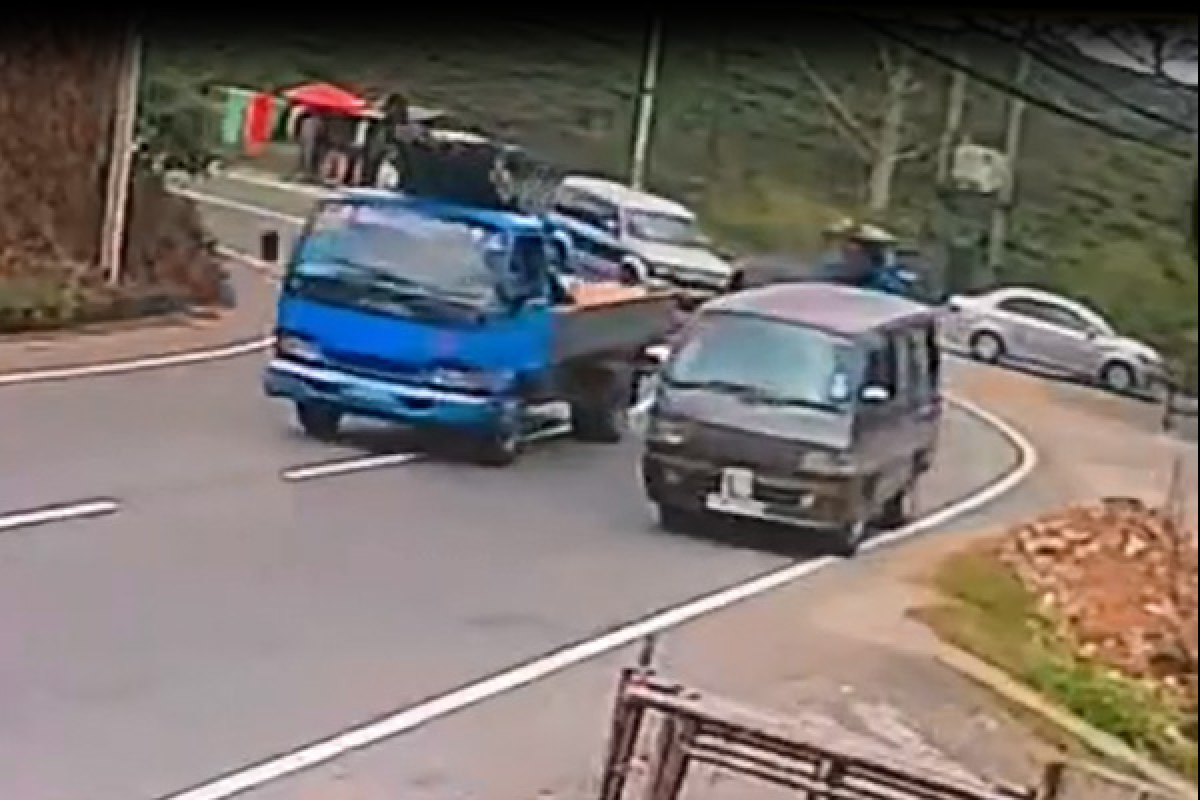 நடு வீதியில் லொறியிலிருந்து விழுந்த PVC குழாய்கள்; தெய்வாதீனமாக தப்பிய உயிர்கள் | Pvc Pipes Fall From Lorry In The Middle Road