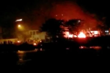 மகிந்த ராஜபக்சவின் இல்லத்திற்கு தீ வைப்பு... இலங்கையில் இரவு இரவாக தொடரும் பதற்றம்!