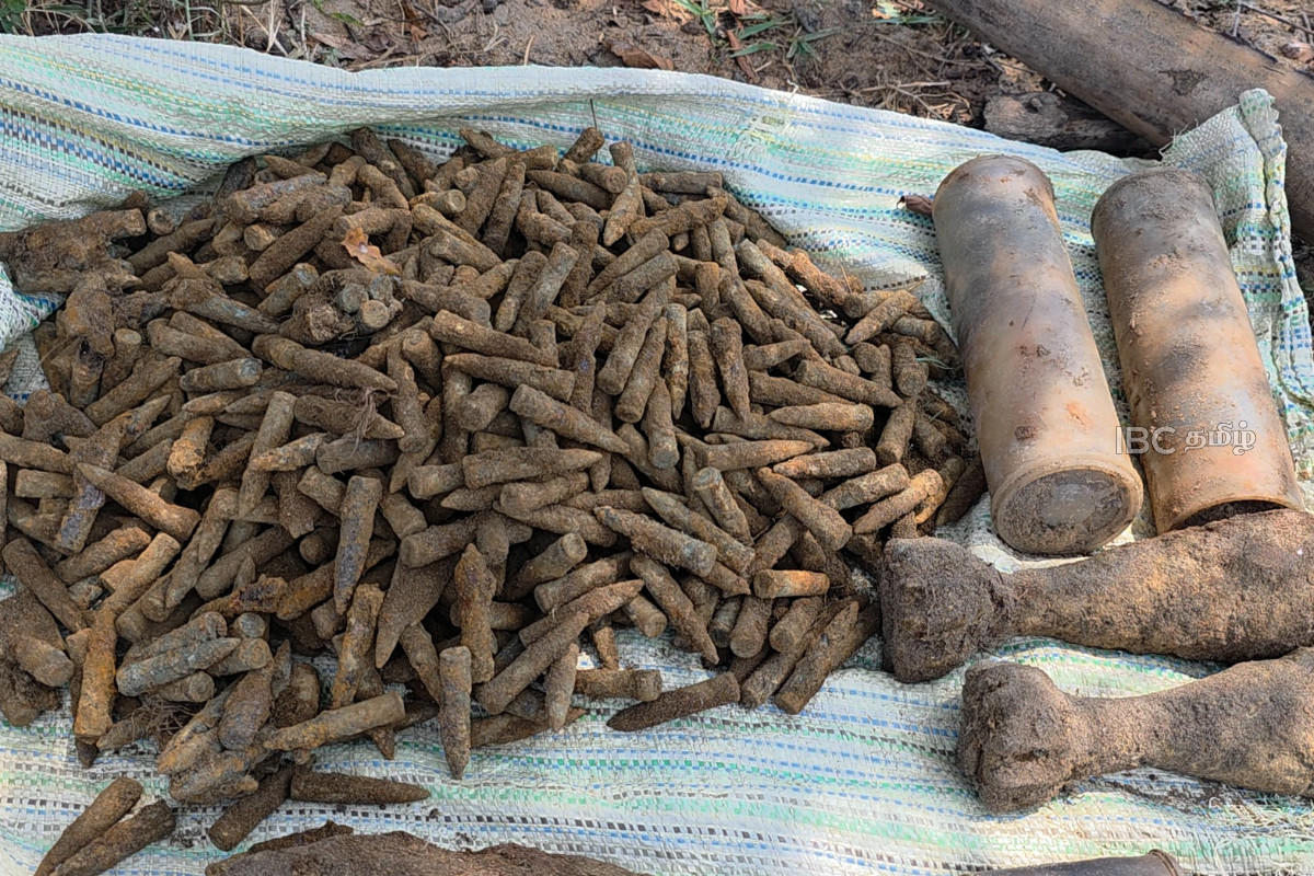 திருமலையில் ஆயுதங்கள் மீட்பு : செயலிழக்கச் செய்ய நடவடிக்கை | Weapons Recovered In Trincomalee திருமலையில் ஆயுதங்கள் மீட்பு : செயலிழக்கச் செய்ய நடவடிக்கை | Weapons Recovered In Trincomalee