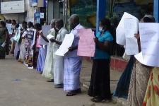 தமிழ் குழந்தைகள் என்ன பயங்கரவாதிகளா? சர்வதேச நீதியை கோரி ஆர்ப்பாட்டம்