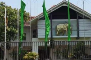 එක් පක්ෂයක මන්ත්‍රීවරු දහස් ගණනකගේ පක්ෂ සාමාජිකත්වය අත් හිටුවේ..