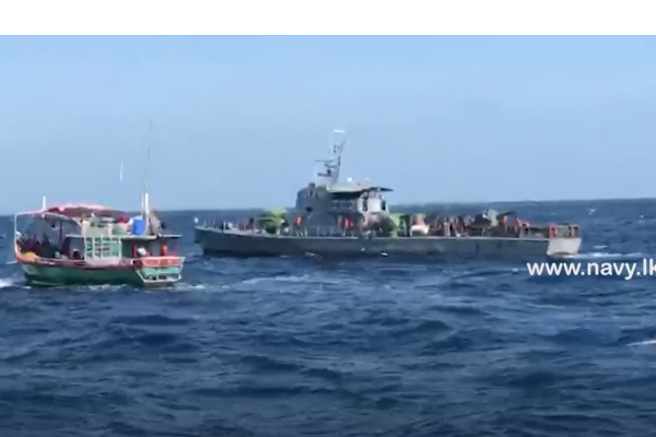 சட்டவிரோதமாக வெளிநாடு செல்ல முயன்ற 85 பேர் கைது (படங்கள்) | Sl Navy Attempted To Migrate Illegally By Boat