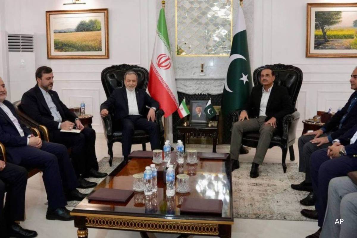 போர் நிறுத்தத்தை மீறும் பாகிஸ்தான் - பல்கலைகழகத்தின் மீது ரொக்கெட் தாக்குதல் | 7 Killed In Pakistan Strikes On Afghanistan