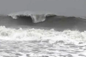 கல்கிஸை - அங்குலான பகுதியில் சுனாமி பீதி! - உடமைகளுடன் வீட்டை விட்டு ஓடிய மக்கள்